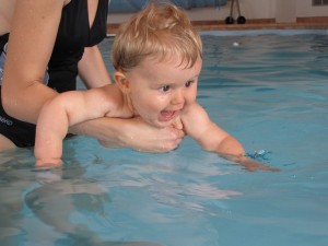 La pisicina pública donde se baña el bebé requiere un tratamiento de desinfección para piscinas periódico 